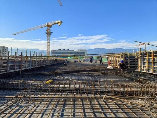 码头远处有城市 AI 生成的内容可能不正确。