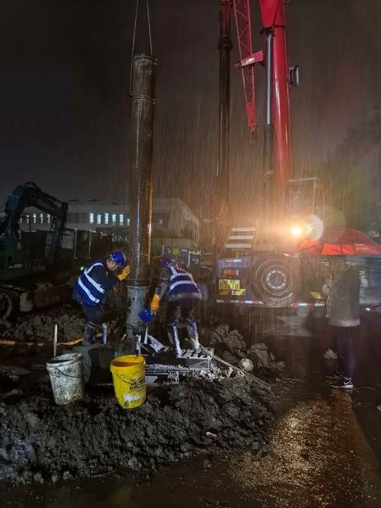 图片包含 户外, 建筑, 男人, 街道 AI 生成的内容可能不正确。