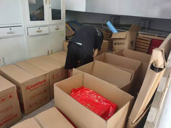 图片包含 游戏机, 桌子, 床, 房间 AI 生成的内容可能不正确。