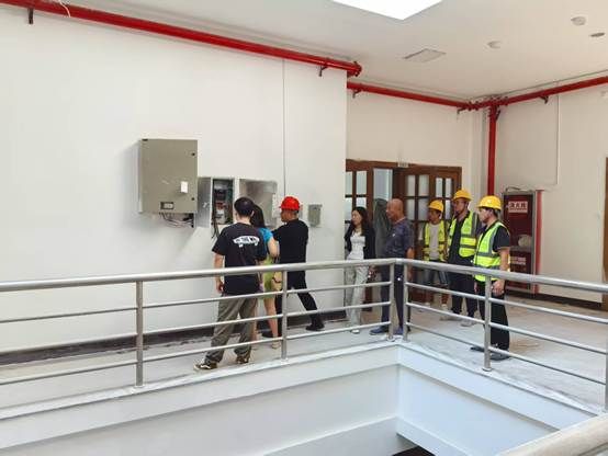 房间里的摆设布局 AI 生成的内容可能不正确。